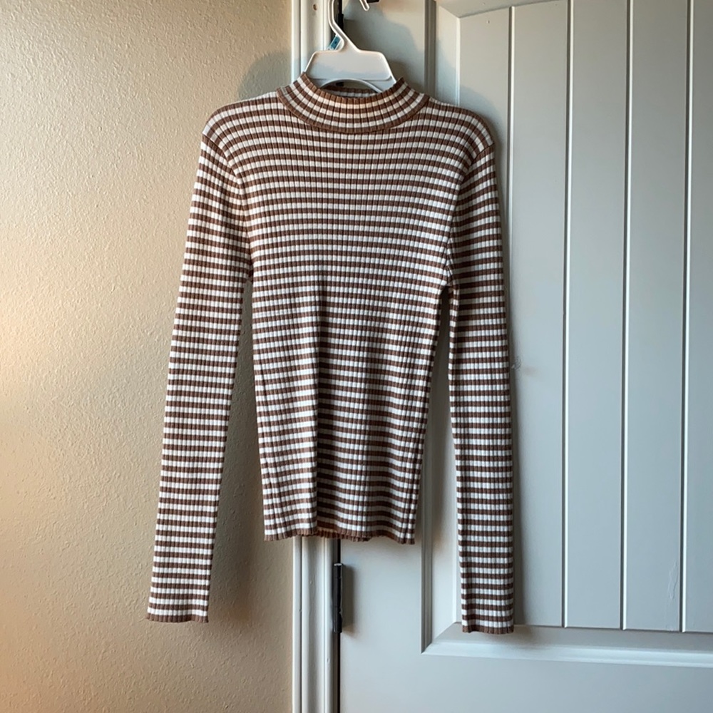 Fitted and stretchy turtle neck!
